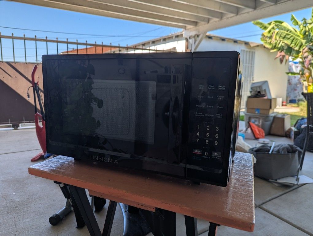 Small Microwave (Insignia)