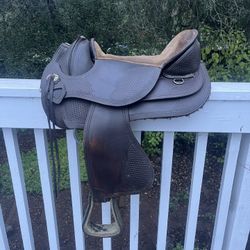 Treeless western saddle