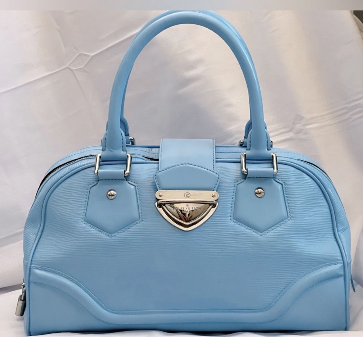 Gorgeous Louis Vuitton Epi Leather Purse In Baby Blue 