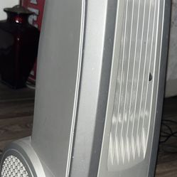 Preowned Lasko Oscillating High Velocity Fan, 3 Speeds, Handle, for bedroom, living room and home, 30", Gray,. Doesn’t spin but is really a good fan .