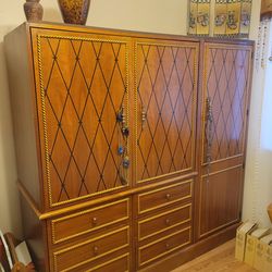 Armoire/Entertainment Center