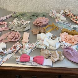 A Collection Of 25 Headbands For Babies An Toddlers, Beautiful Colors With Bows , Like New  If you see it here , it is available  Local pick up or shi