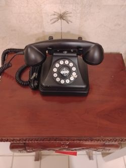 Crowley Model: CR 62 Phonograph/ Black Push Button