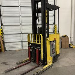 Hyster N30FR Electric Reach Forklift w/ Charger