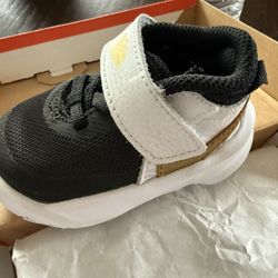 Toddler Nike team hustle size 4 Brand New