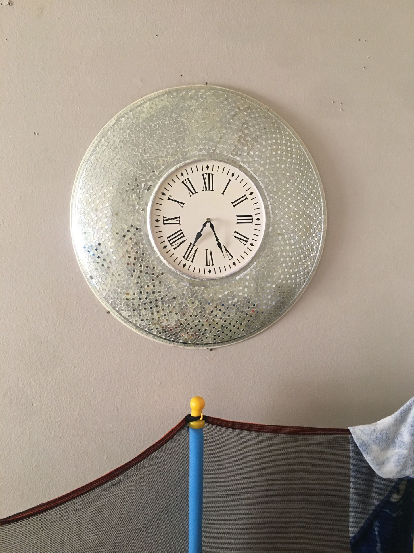 Vendo. Reloj Despejó $40. Par Cortinas Doradoras 10. Sofá $35. Jarrón $25. Freidora $15 Servilletero $10 Trampolín $60. Todo En Buenas Condiciones