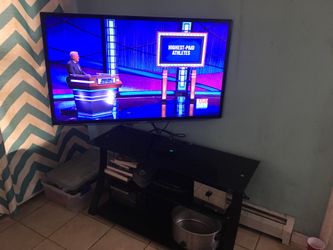 Tv and beautiful table. Both 150.00 or best offer