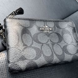 Used excellent condition Coach Wallet