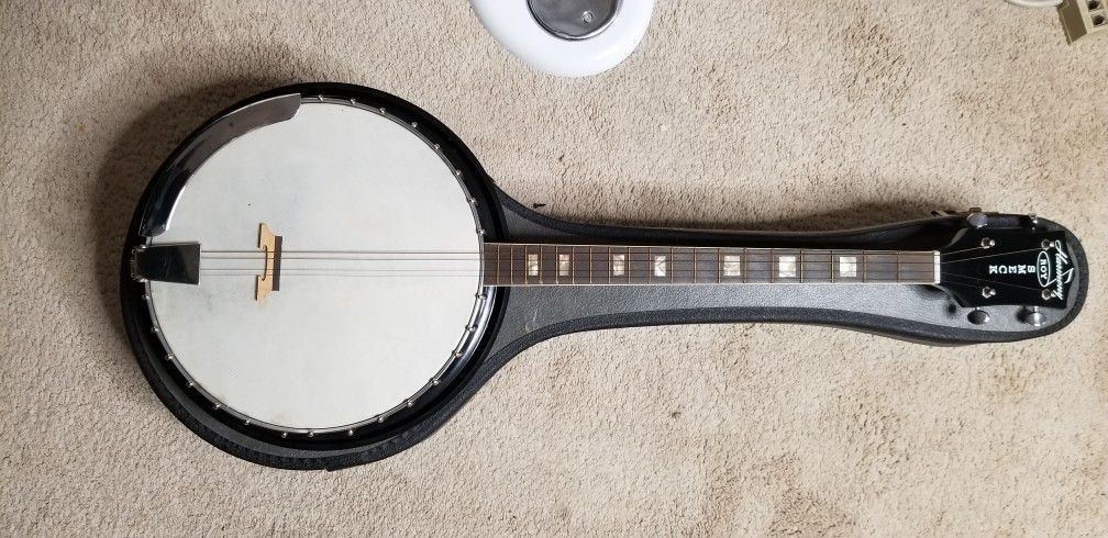 Near Mint Harmony Roy Smeck 4 String 30 Bracket 1960s Vintage Banjo With Optional Back Cover And Original Case.