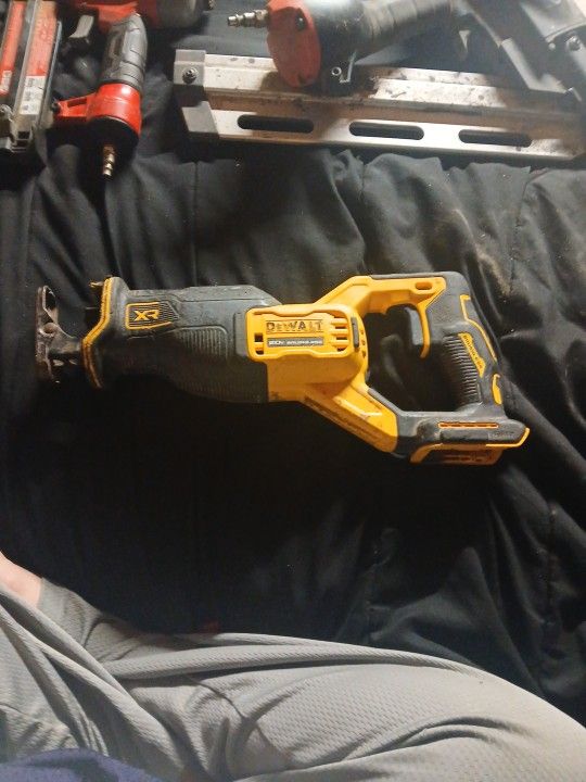 DEWALT 20v BRUSHLESS Powertool