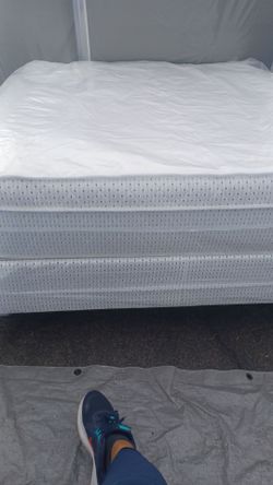 Brand New Queen Size Pilllowtop Mattress and box Spring free delivery The delivery is free for 20 minutes