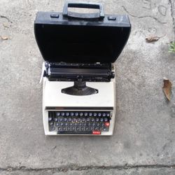 Typewriter -vintage brother Deluxe 650TR