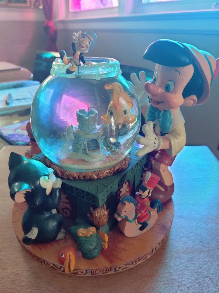 Disney Pinocchio Toyland Fishbowl Cleo Figaro Musical Snow Globe
