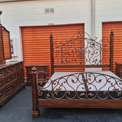 Kng Sz Bd St With Base Good Condition 