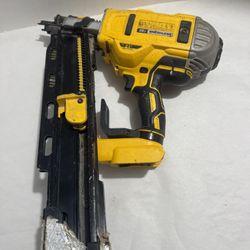 DeWalt 20V MAX* 21-degree Plastic Collated Cordless Framing Nailer (DCN21PL