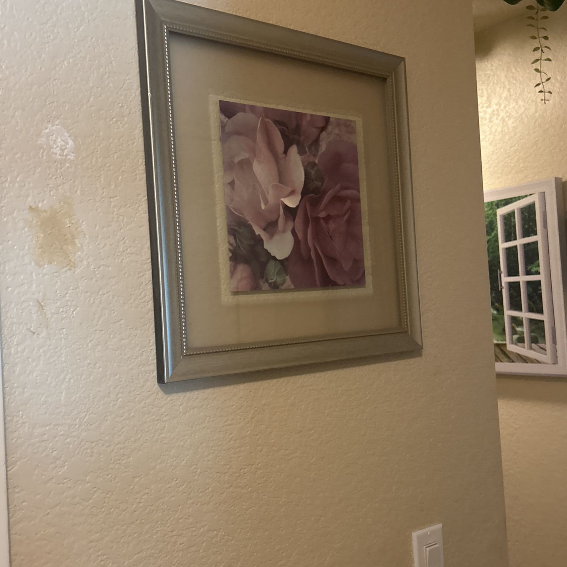 Beautiful Excellent Condition Frame For Wall $5