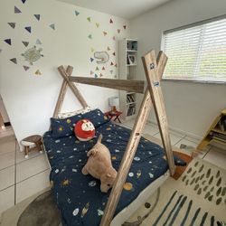 Canopy Bed (Full) 