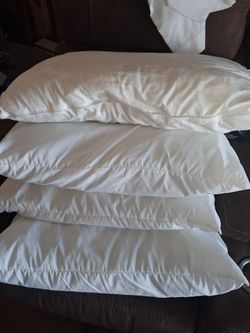 Set of 4 clean pillows