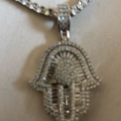 Chain with pendant