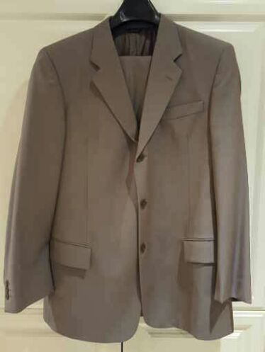 Stunning Donna Karan Signature mens suit, size 42R, Made in Italy