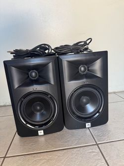 JBL LSR 305 Pair powered monitors/speakers