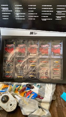 Hot Wheels Garage 30-Car Collector Set