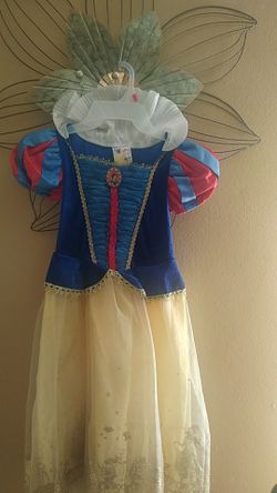 Costume Blanca nieves talla s 5/6 de la tienda de Disney tiene algunas manchas solo tiene que lavarse