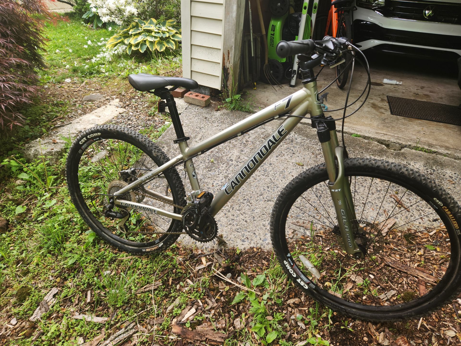 Cannondale F7 Mountain Bike