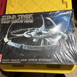 NEW Star Trek Deep Space Nine Space Station - 1/2500 Scale AMT Kit 8778
