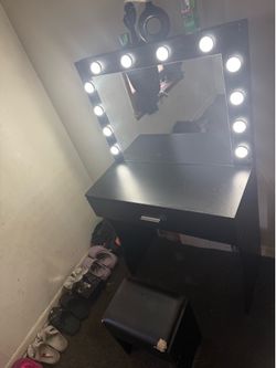 Vanity Table Set with 12 Light Bulbs