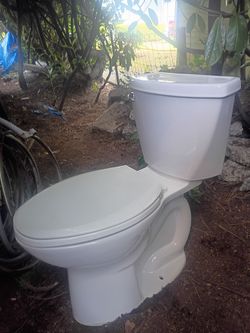 Toilet American Standard Clean Bathroom