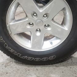 Jeep rims And Tires 255/75/17 Like New 