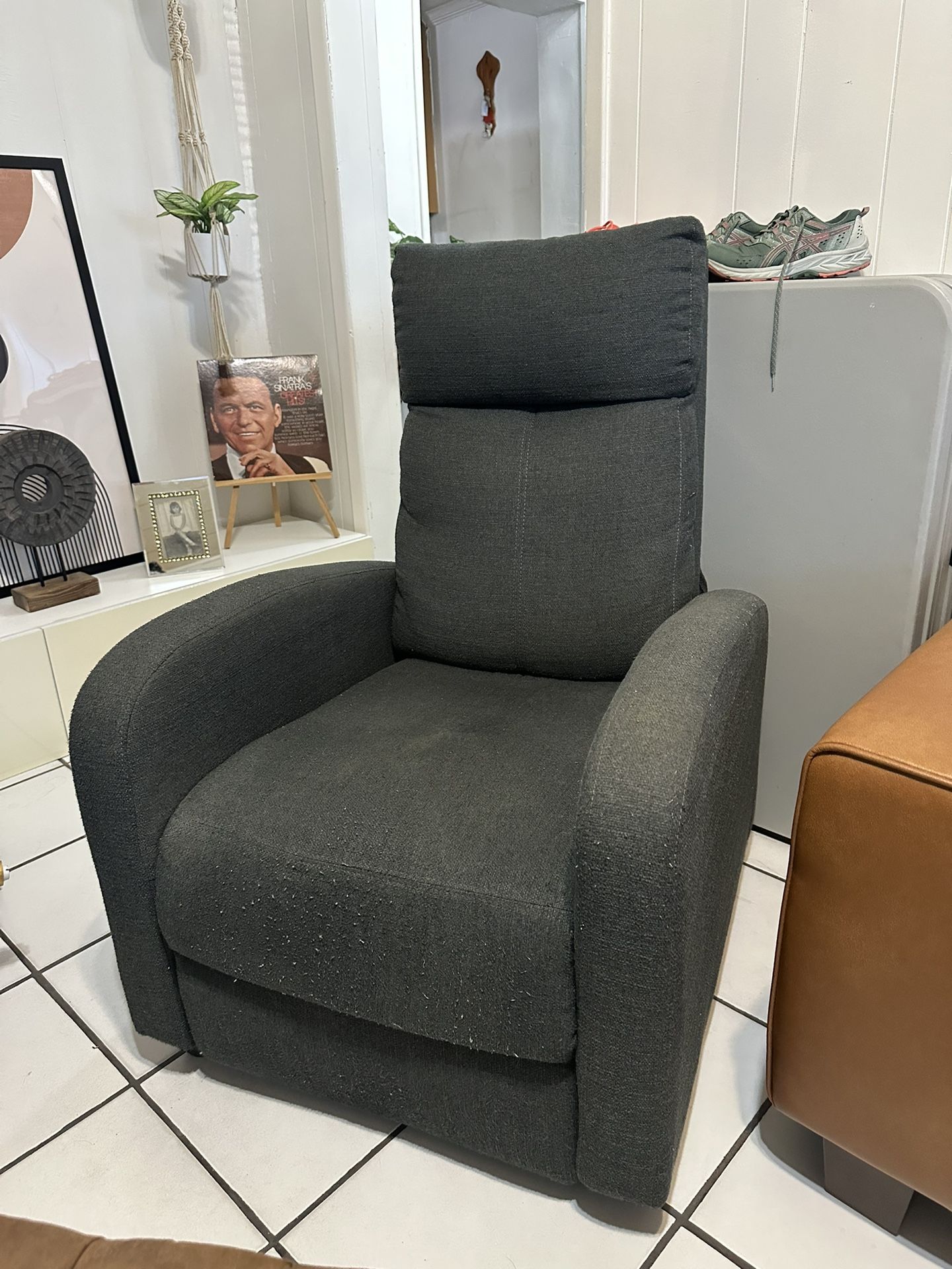 FREE/GRATIS Grey Sofa Chair!