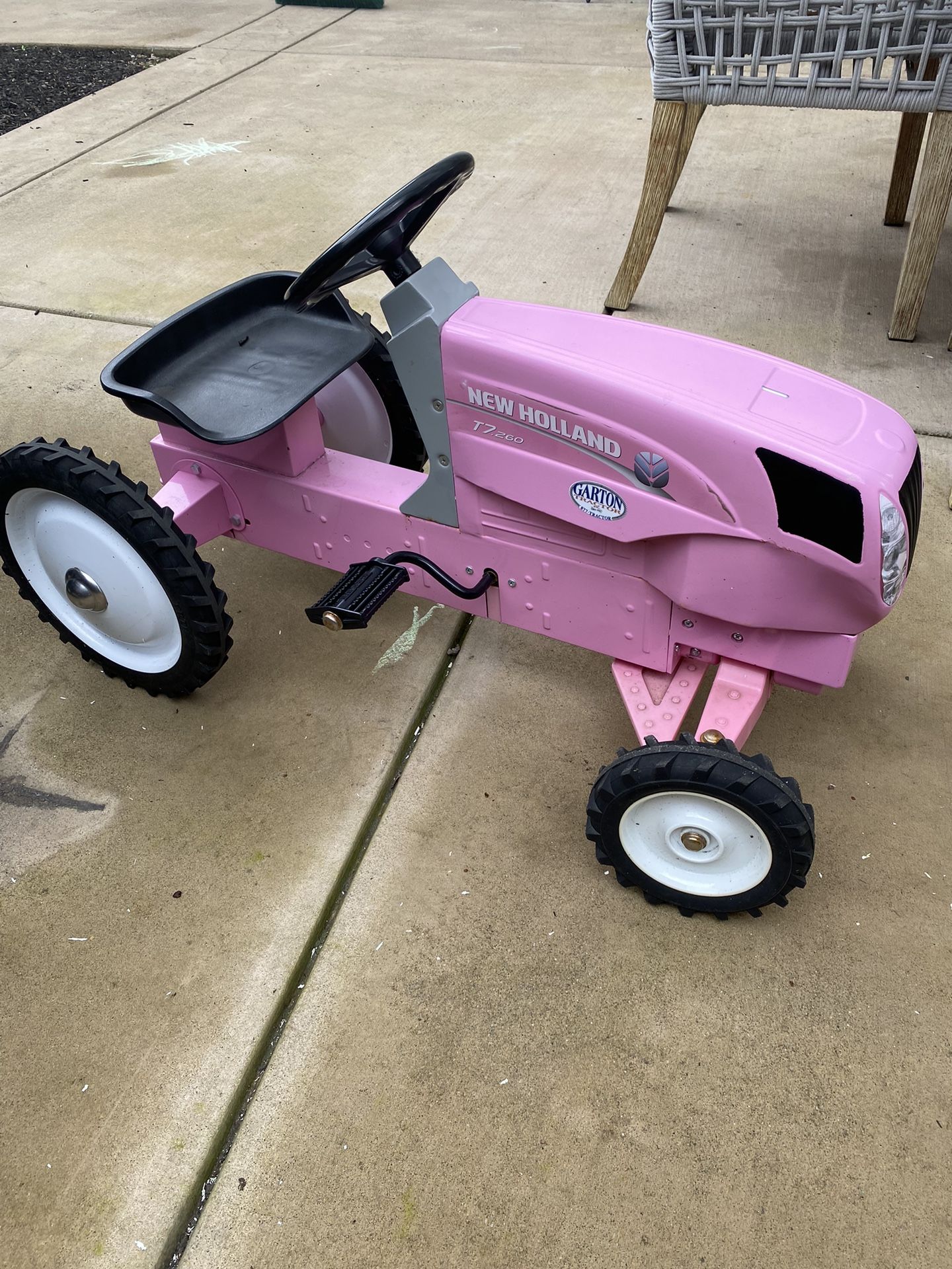 ERTL New Holland Pink T7.260 Wide Front Pedal Tractor