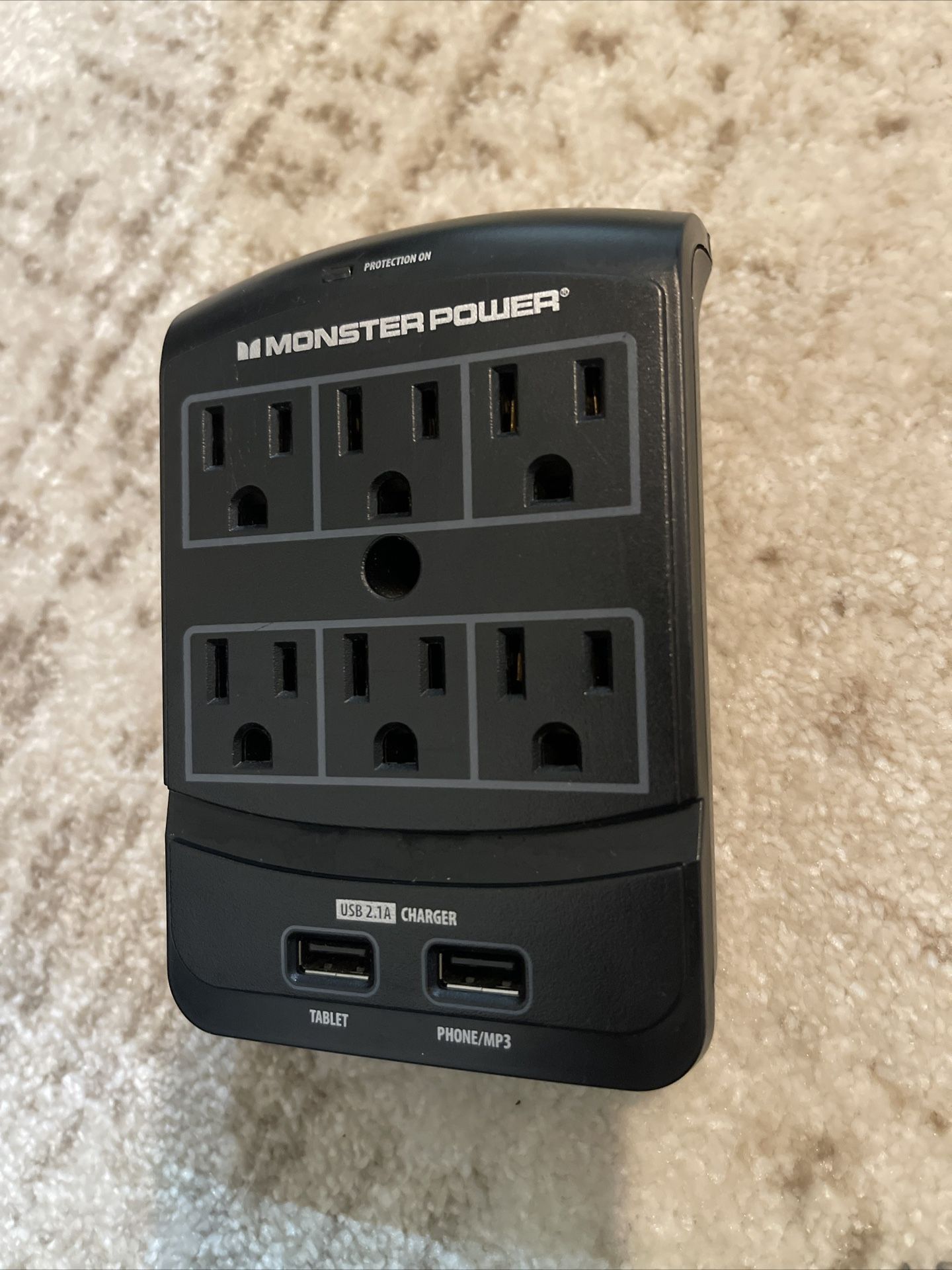 121865-00 Monster Power 6 Wall Outlet / 2 USB Charging Station