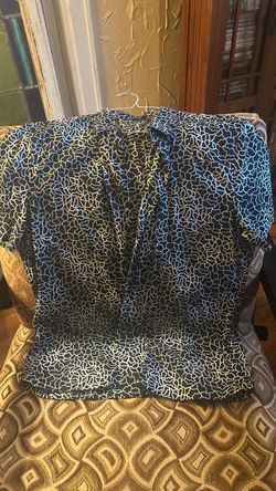 Men’s Large short sleeved Perry Ellis Black w/white design shirt.