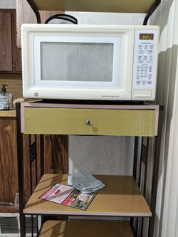 GE Microwave Oven

Pickup only in Mayfield Heights. Thanks.