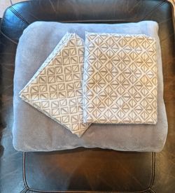 Gray blanket & 2 pillow shams