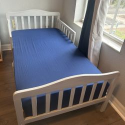 Toddler Bed / Comes With Everything 