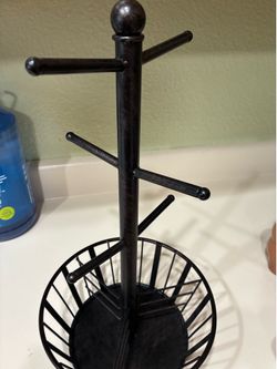 Coffee cup organizer with bottom basket