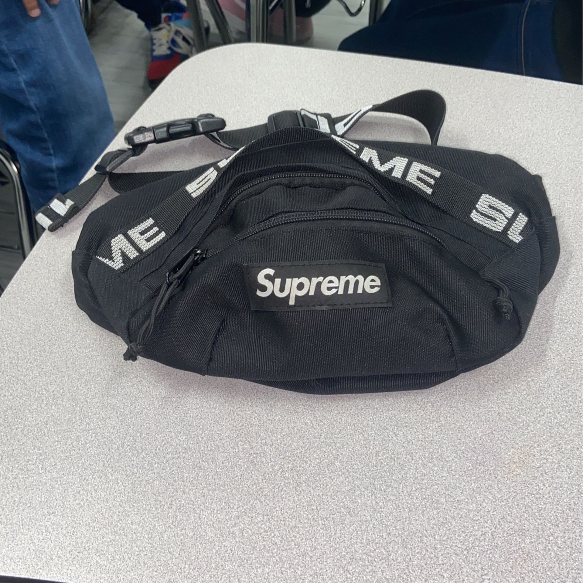 Supreme Fanny Pack used A Couple Of Times For 160 $ For Pickup 175$ For Drop Off
