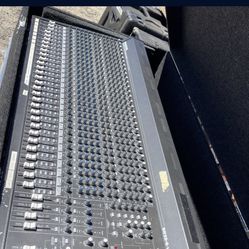 Mackie 24-32-4 VLZ Pro Mixer With DJ Enclosure 