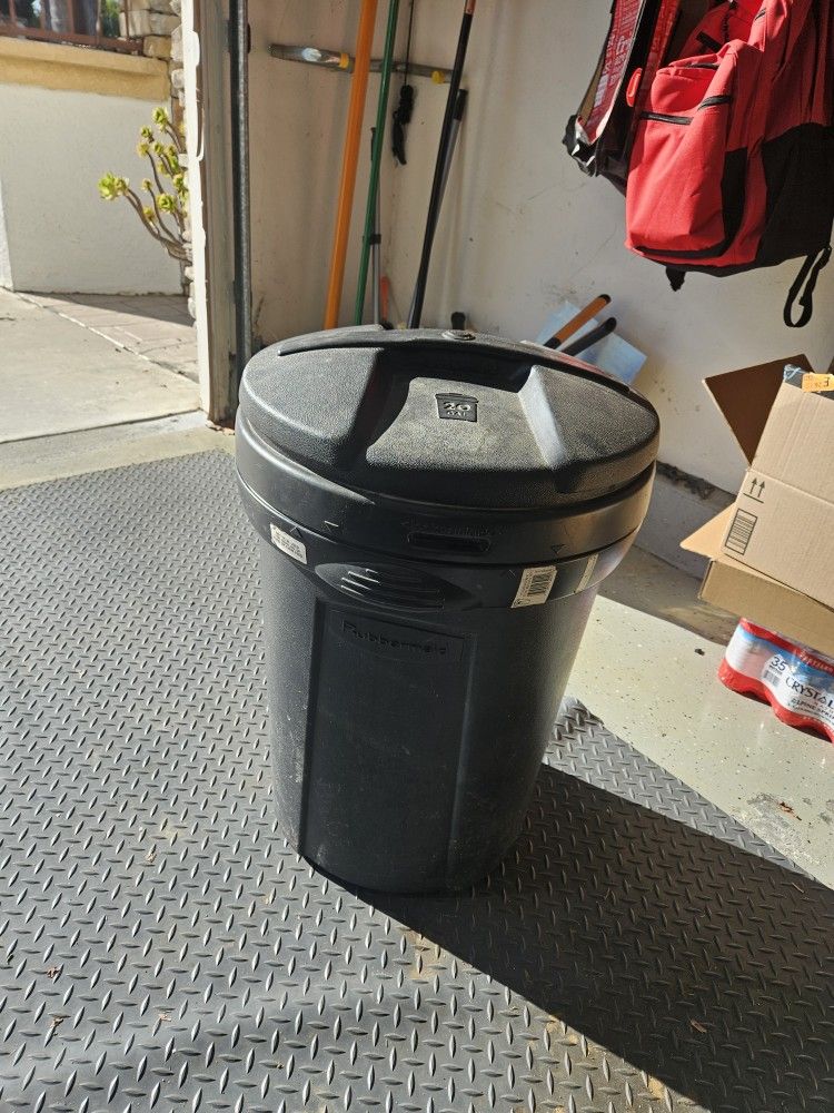 Rubbermaid 20 Gallon Trash Can