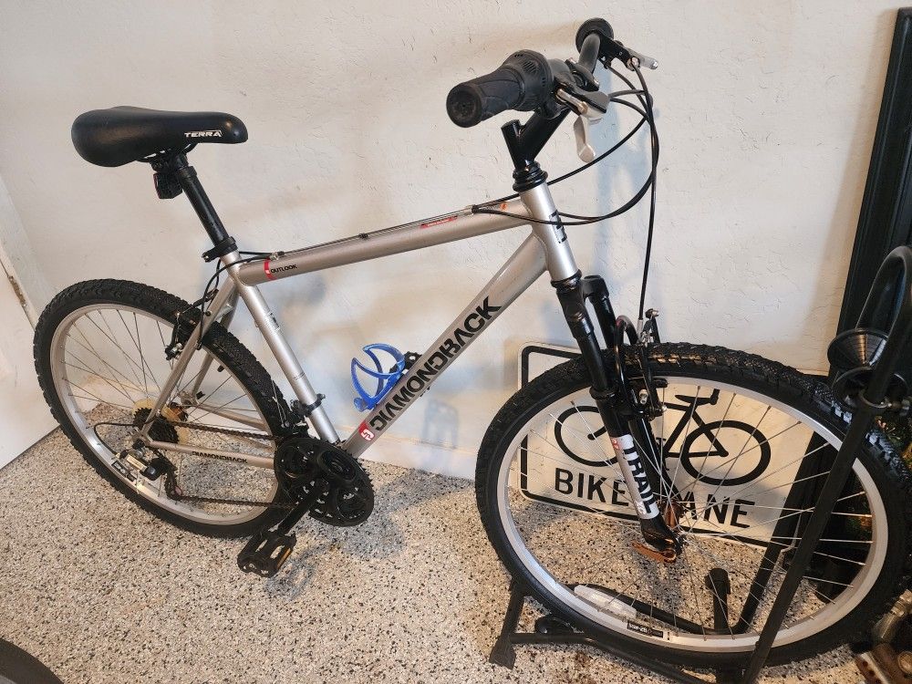 🔥🚲🔥DiamondBack Outlook Bike / Tires 26” / Shimano / 21 Speed / Stand Leg🔥🚲🔥