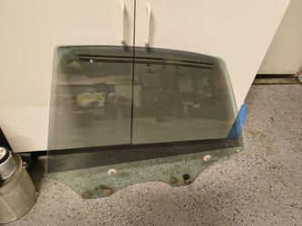 2006 Subaru Legacy left rear glass
