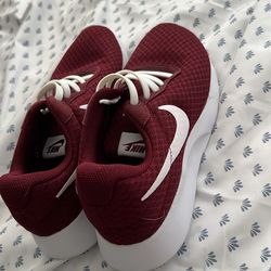 Burgundy Nike sze 6