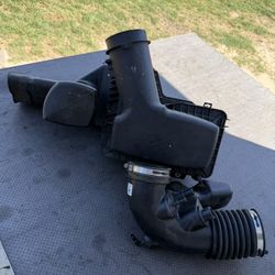 2015 Ford Mustang Gt OEM Cold Air Intake used good in good condition 