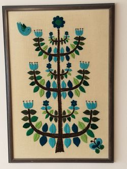 Vintage 1970s Blue Tulip Tree Paragon Crewel Art , See Full Description
