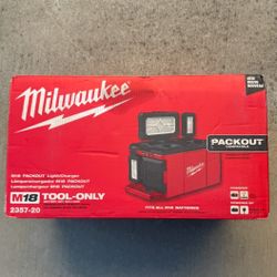 Milwaukee M18 Packout Light/Charger 
