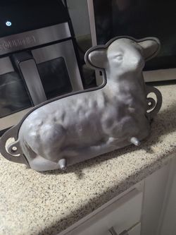 Cast metal aluminum cake mold pan